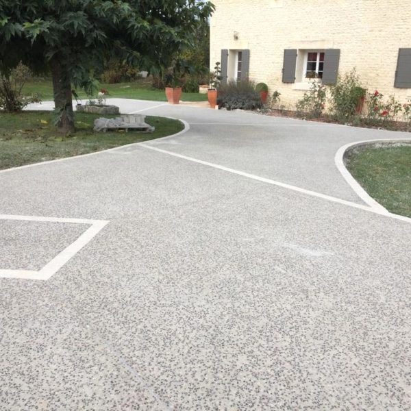 Accès maison en béton poncé - Châteaubernard