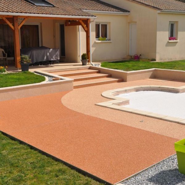 Aménagement d'une plage de piscine en deux teintes avec une moquette de marbre - Cognac