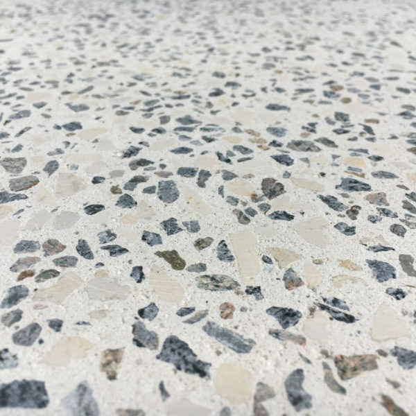 Béton poncé, base ciment blanc et mélange de calcaire blanc et diorite bleue - La Rochelle