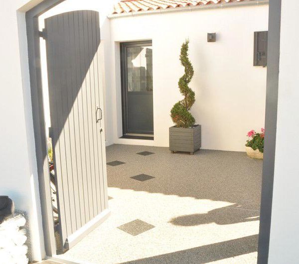 Entrée de maison en moquette de marbre, agrémenté de pas japonais - La Rochelle