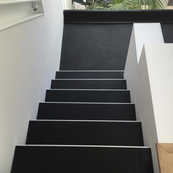 Escalier d'intérieur en moquette de quartz noire - Royan