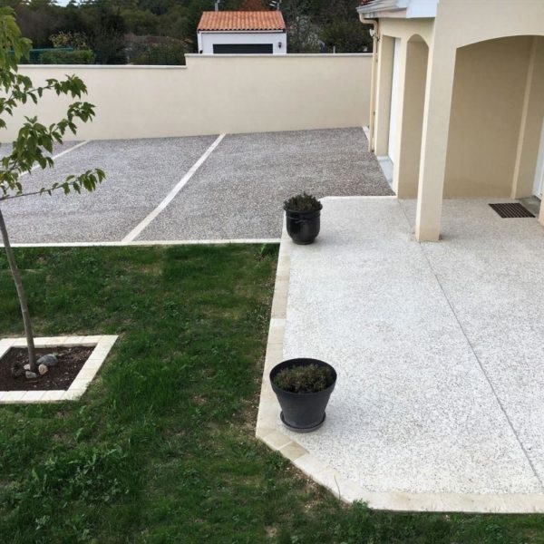 Mariage d'un béton désactivé base grise sur le parking et d'une terrasse en béton poncé blanc - La Chapelle des Pots