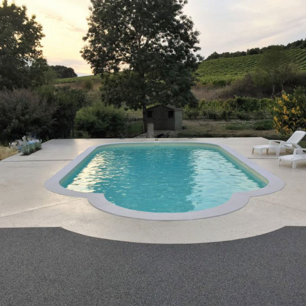 Mariage d'un béton blanc poncé sur la plage de piscine et d'une terrasse en moquette de pierre grise - Cognac