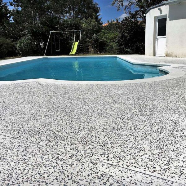Rénovation d'une plage de piscine, béton poncé blanc et 3 couleurs de cailloux - La Rochelle