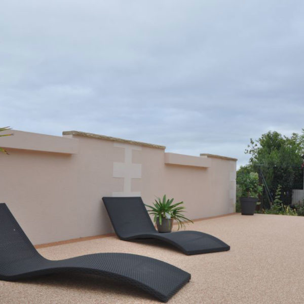 Plage de piscine en moquette de pierre, marbre beige rosé - Niort