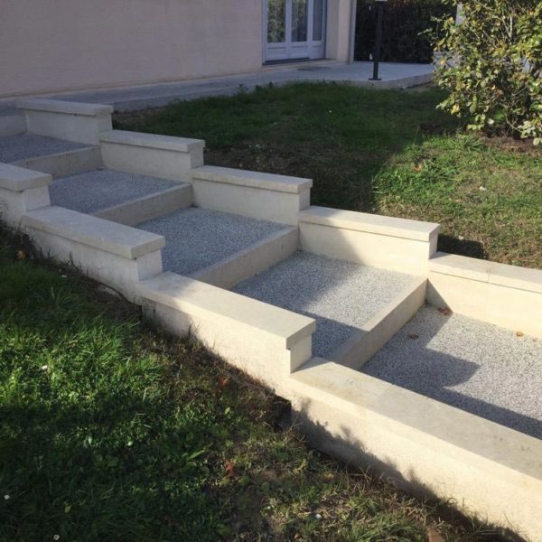 Rénovation d’un escalier d’entrée de maison en béton désactivé - La Couronne
