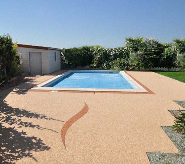 Rénovation d'une plage de piscine en moquette de pierre beige rosé - La Rochelle