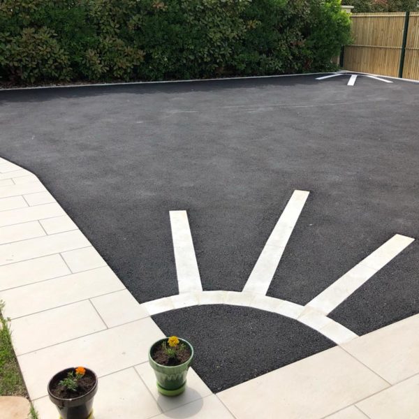 Rénovation d’une terrasse en enrobé avec motif en pavés de pierres naturelles et trottoir en pierres naturelles - Saujon