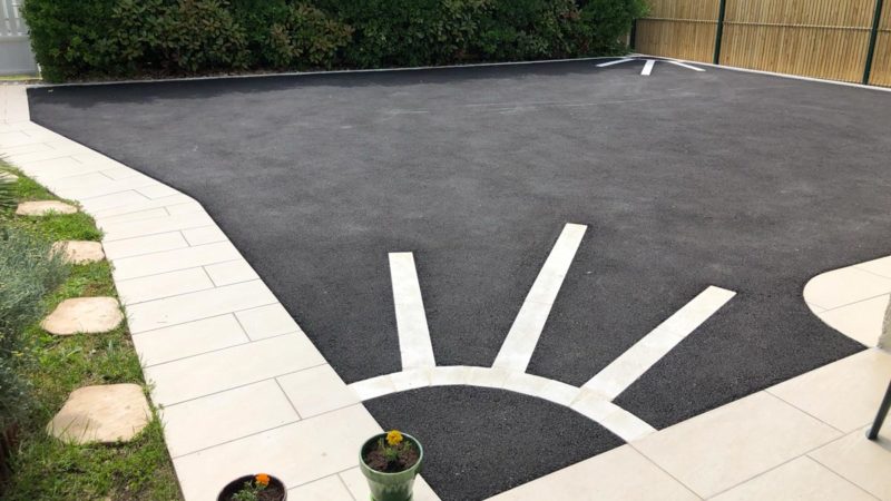 Rénovation d’une terrasse en enrobé avec motif en pavés de pierres naturelles et trottoir en pierres naturelles - Saujon