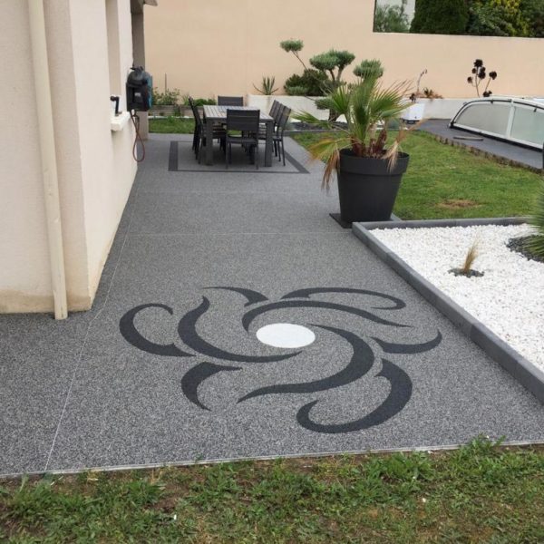 Rénovation d’une terrasse en moquette de pierre grise avec motif - Archiac