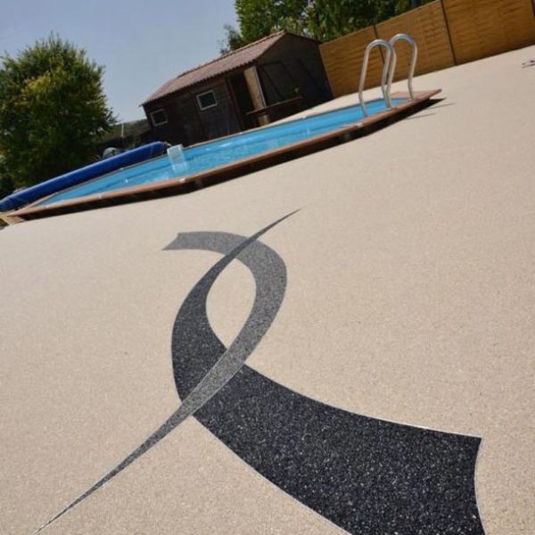 Rénovation d’une terrasse piscine en résine avec motif - Ruelle sur Touvre