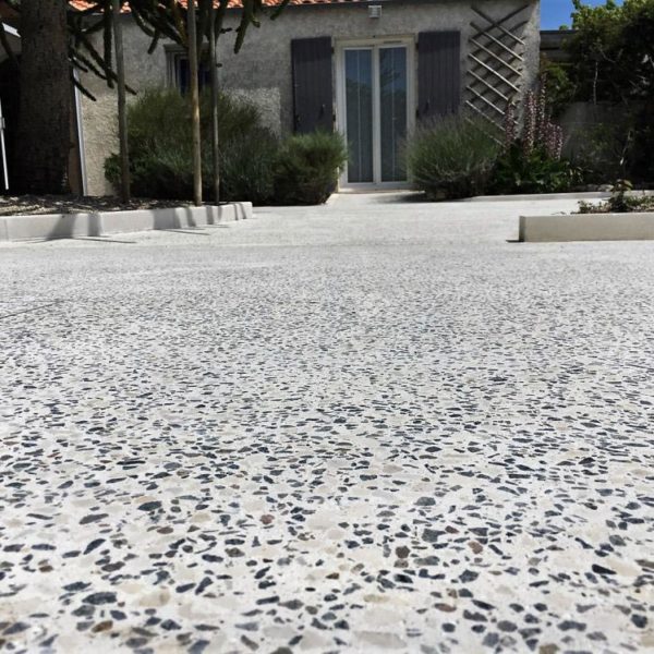 Terrasse en béton poncé blanc, cailloux gris et blanc - La Rochelle