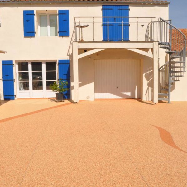 Terrasse en moquette de pierre teintes rosées - La Rochelle