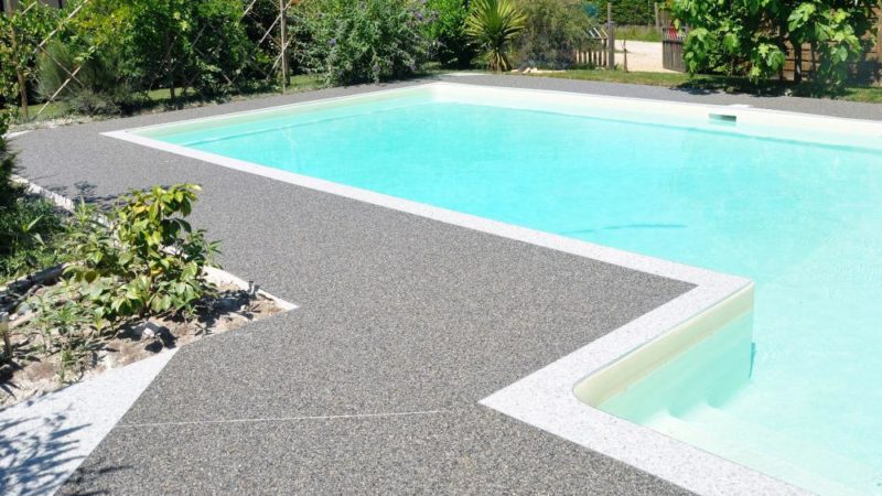 Terrasse piscine en moquette de pierre grise - Bordeaux