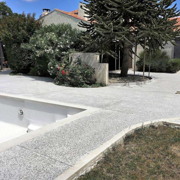 Tour de piscine en béton poncé blanc, cailloux gris et blanc - La Rochelle