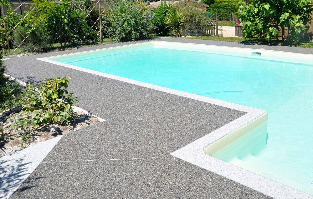 Terrasse piscine en moquette de pierre grise - Bordeaux